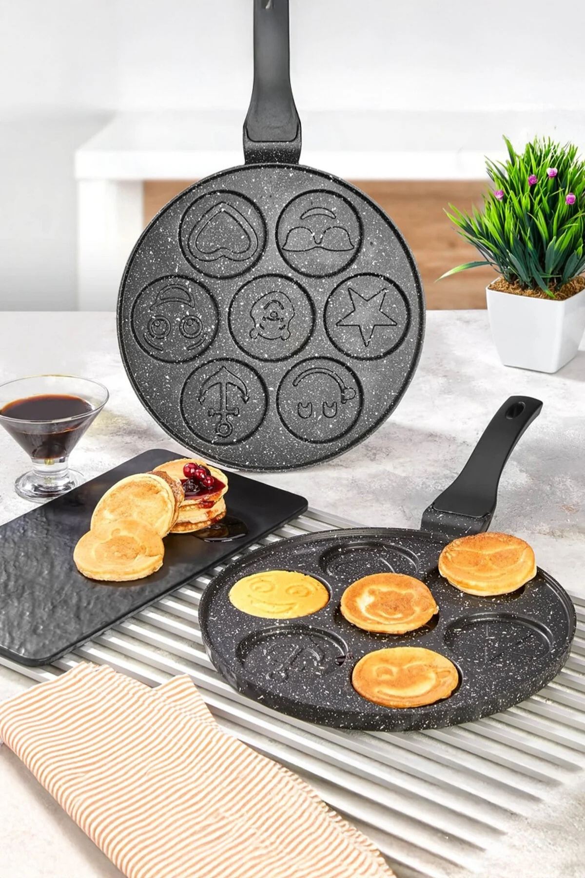 Döküm Yanmaz Yapışmaz Emojili Pankek ve Krep Tavası 26 cm Döküm Yanmaz Yapışmaz Emojili Pankek ve Krep Tavası 26 cm